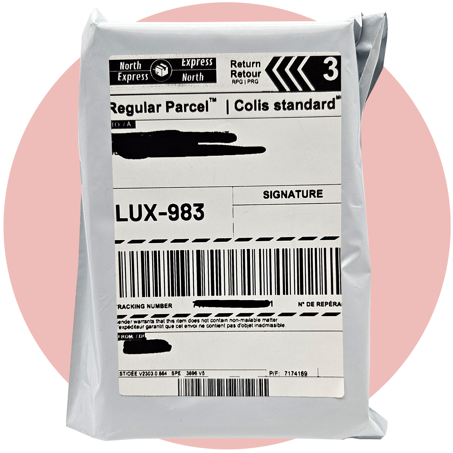 Retouren Paket mit Versandlabel in weißer Verpackung